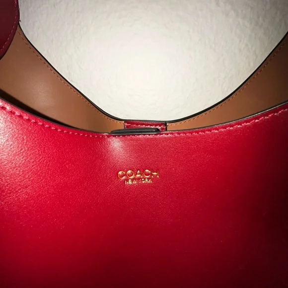 Coach Red Leather Shoulder Bag with Glossy Finish - Picture 2 of 5